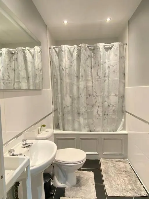 Lovely & Peaceful 2 Bedroom Home With En-Suite, Leith, Edimburgo 0*,